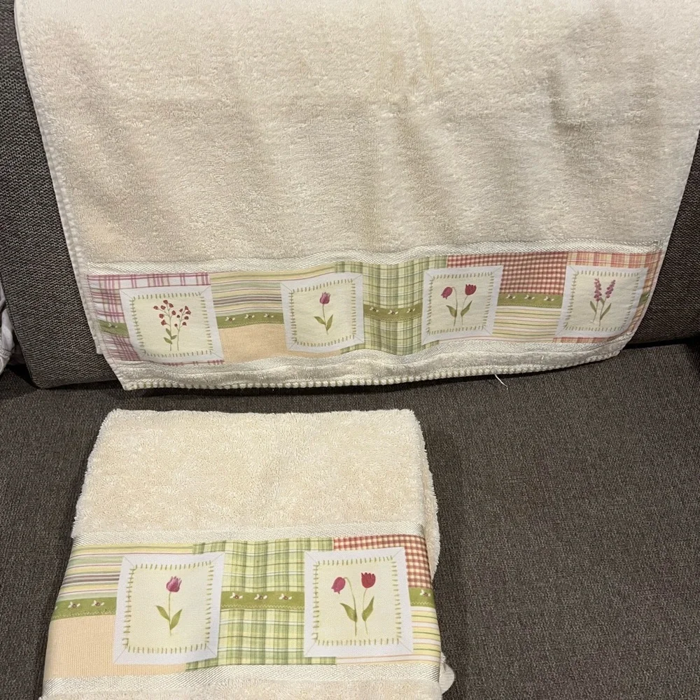 Croscill 2 Hand and 2 Bath Towels / Ivory Floral